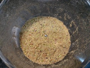 Filetto di spigola in crosta di pistacchi con emulsione al miele di castagno