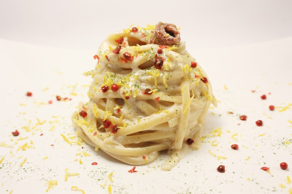Linguine con bergamotto ricotta di bufala filetti di acciughe e pepe rosa