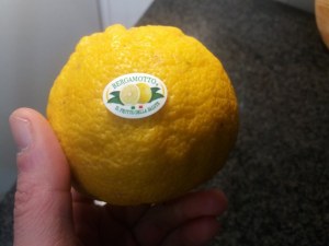 Linguine con bergamotto ricotta di bufala filetti di acciughe e pepe rosa