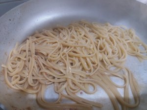 Linguine con bergamotto ricotta di bufala filetti di acciughe e pepe rosa