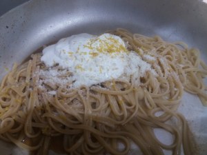 Linguine con bergamotto ricotta di bufala filetti di acciughe e pepe rosa