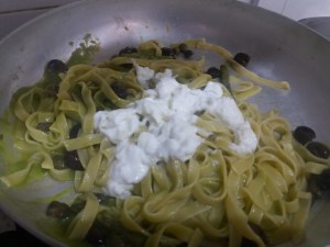 Tagliatelle con asparagi olive nere capperi e burrata di bufala