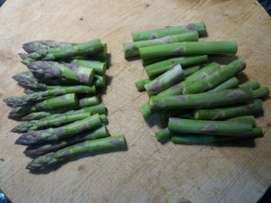 Tagliatelle con asparagi olive nere capperi e burrata di bufala