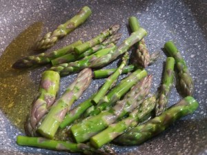 Tagliatelle con asparagi olive nere capperi e burrata di bufala