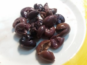 Tagliatelle con asparagi olive nere capperi e burrata di bufala