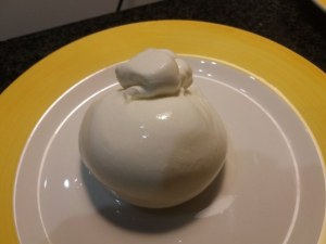 Tagliatelle con asparagi olive nere capperi e burrata di bufala