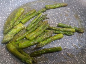 Tagliatelle con asparagi olive nere capperi e burrata di bufala