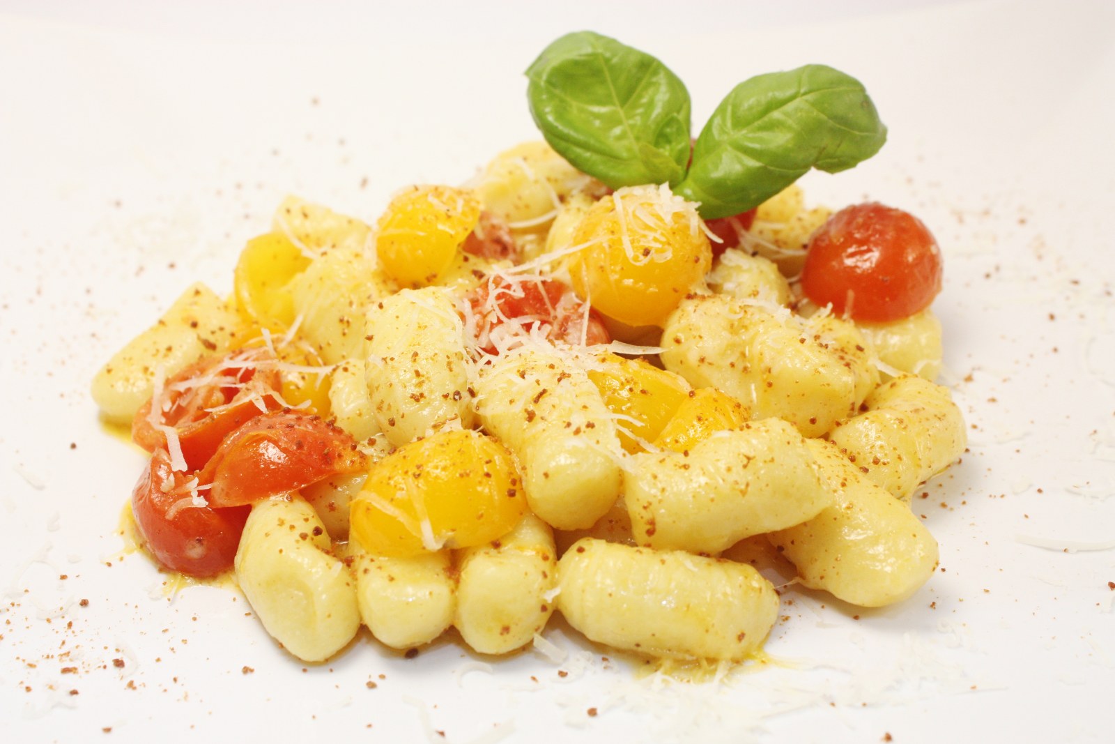 Gnocchi di patate con ciliegini rossi e gialli provolone del monaco e bottarga di tonno