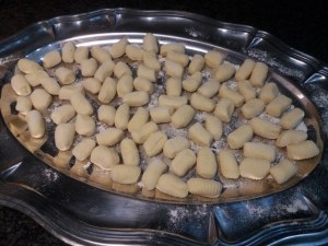Gnocchi di patate con ciliegini rossi e gialli provolone del monaco e bottarga di tonno