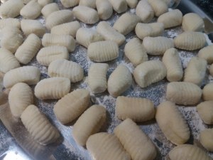 Gnocchi di patate con ciliegini rossi e gialli provolone del monaco e bottarga di tonno