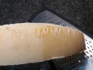 Gnocchi di patate con ciliegini rossi e gialli provolone del monaco e bottarga di tonno