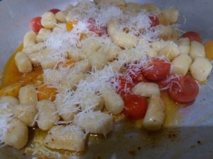 Gnocchi di patate con ciliegini rossi e gialli provolone del monaco e bottarga di tonno