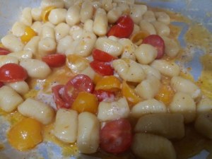 Gnocchi di patate con ciliegini rossi e gialli provolone del monaco e bottarga di tonno