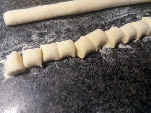 Gnocchi di patate con ciliegini rossi e gialli provolone del monaco e bottarga di tonno