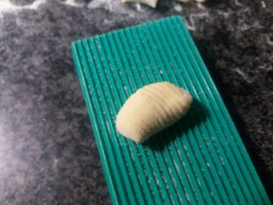 Gnocchi di patate con ciliegini rossi e gialli provolone del monaco e bottarga di tonno