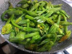 Spaghetti con ciurilli cozze e pomodorino giallo