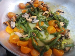 Spaghetti con ciurilli cozze e pomodorino giallo