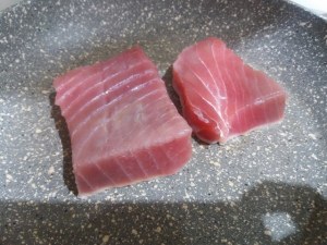 Tagliata di tonno rosso su salsa al curry e crema di piselli freschi