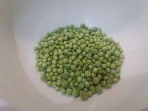 Tagliata di tonno rosso su salsa al curry e crema di piselli freschi