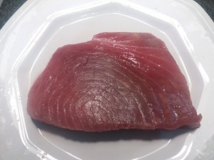 Tagliata di tonno rosso su salsa al curry e crema di piselli freschi