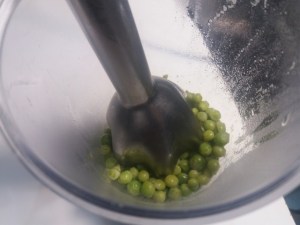 Tagliata di tonno rosso su salsa al curry e crema di piselli freschi