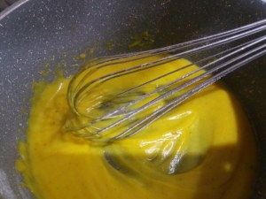 Tagliata di tonno rosso su salsa al curry e crema di piselli freschi