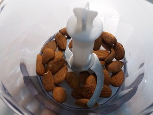 Sformato di alici in crosta di mandorle con salsina al limone