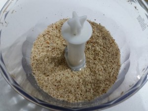 Sformato di alici in crosta di mandorle con salsina al limone