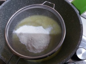 Sformato di alici in crosta di mandorle con salsina al limone