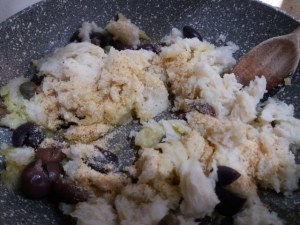 Sformato di alici in crosta di mandorle con salsina al limone