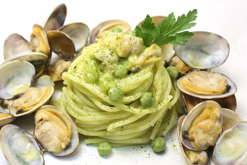 Spaghetti alle vongole con crema di piselli freschi
