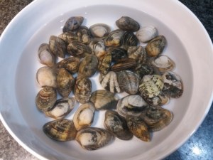 Spaghetti alle vongole con crema di piselli freschi