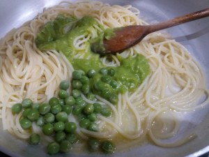 Spaghetti alle vongole con crema di piselli freschi