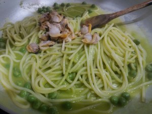 Spaghetti alle vongole con crema di piselli freschi