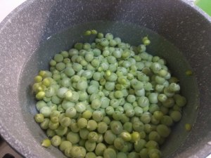 Spaghetti alle vongole con crema di piselli freschi