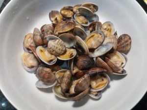 Spaghetti alle vongole con crema di piselli freschi