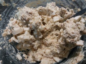 Fiori di zucca in pastella allo zafferano ripieni di ricotta di bufala provola e pesto di pistacchi