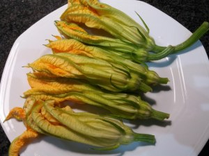 Fiori di zucca in pastella allo zafferano ripieni di ricotta di bufala provola e pesto di pistacchi