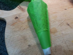 Fiori di zucca in pastella allo zafferano ripieni di ricotta di bufala provola e pesto di pistacchi