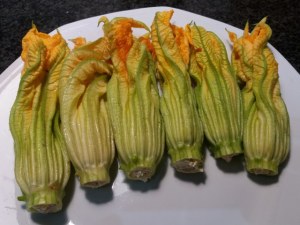 Fiori di zucca in pastella allo zafferano ripieni di ricotta di bufala provola e pesto di pistacchi