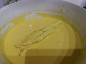 Fiori di zucca in pastella allo zafferano ripieni di ricotta di bufala provola e pesto di pistacchi