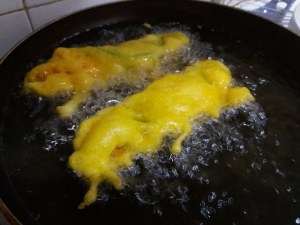 Fiori di zucca in pastella allo zafferano ripieni di ricotta di bufala provola e pesto di pistacchi