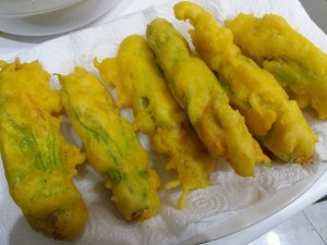 Fiori di zucca in pastella allo zafferano ripieni di ricotta di bufala provola e pesto di pistacchi