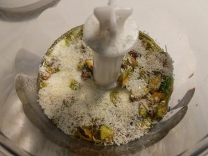 Fiori di zucca in pastella allo zafferano ripieni di ricotta di bufala provola e pesto di pistacchi