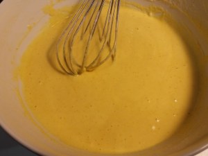 Fiori di zucca in pastella allo zafferano ripieni di ricotta di bufala provola e pesto di pistacchi