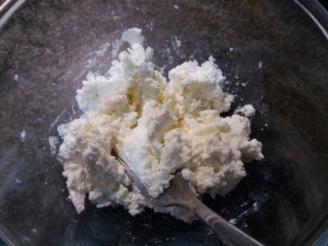 Fiori di zucca in pastella allo zafferano ripieni di ricotta di bufala provola e pesto di pistacchi