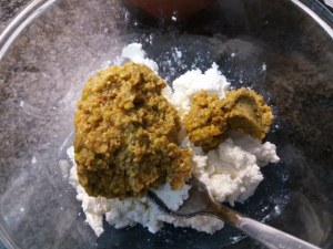 Fiori di zucca in pastella allo zafferano ripieni di ricotta di bufala provola e pesto di pistacchi