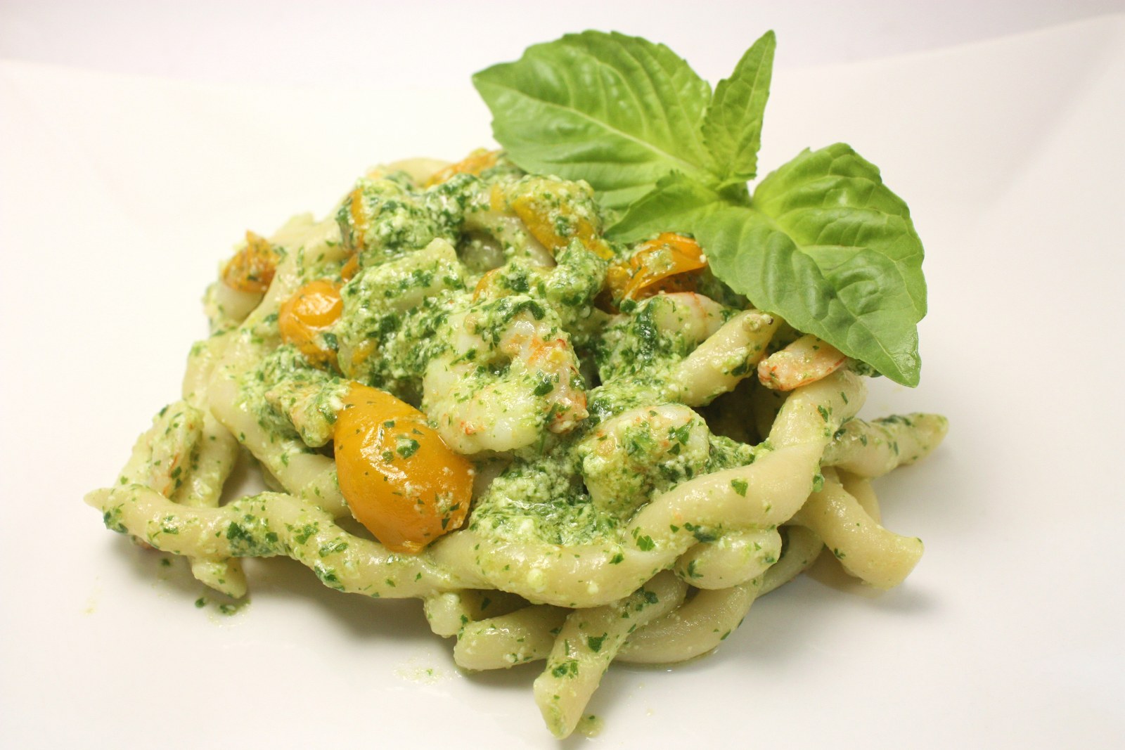 Fusilli al ferretto con pesto di rucola gamberetti pomodoro giallo e ricotta di bufala