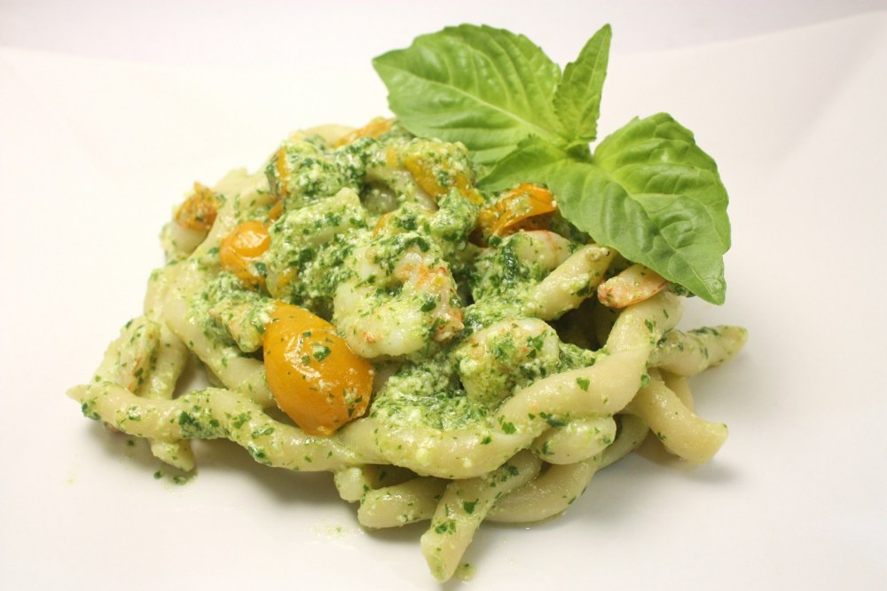 Fusilli al ferretto con pesto di rucola gamberetti pomodoro giallo e ricotta di bufala