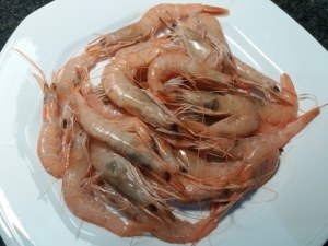 Fusilli al ferretto con pesto di rucola gamberetti pomodoro giallo e ricotta di bufala